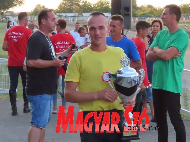 Gulyás Szabolcs a serleggel Gulyás Szabolcs a serleggel
