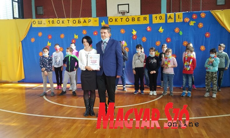 Đurić Kis Melinda iskolaigazgató és Dragan Nikolić, a helyi közösség tanácsának elnöke (Fotó: Lackó Varjú Sára) Đurić Kis Melinda iskolaigazgató és Dragan Nikolić, a helyi közösség tanácsának elnöke (Fotó: Lackó Varjú Sára)