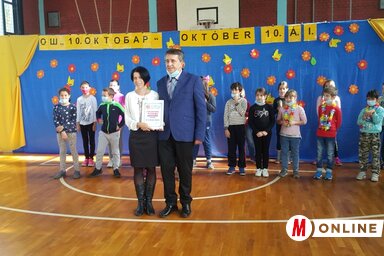 Đurić Kis Melinda iskolaigazgató és Dragan Nikolić, a helyi közösség tanácsának elnöke (Fotó: Lackó Varjú Sára)