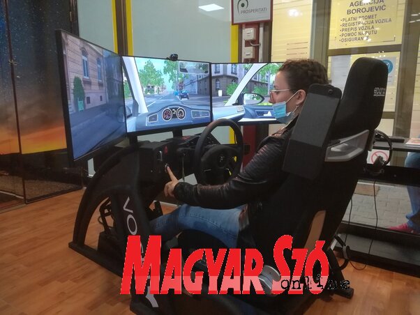 A szimulátoron szinte minden közlekedési helyzetet gyakorolni lehet (Fehér Rózsa felvétele)