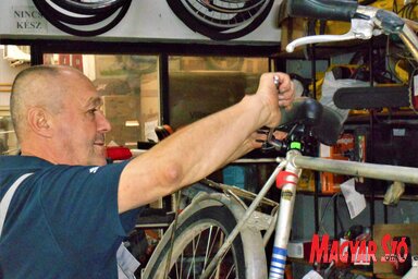 Sóti Zoltán több mint negyvenöt éve szerel kerékpárokat (Fotó: Gruik Zsuzsa)