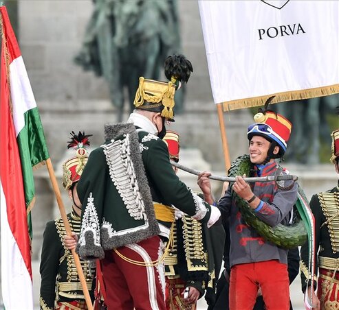 Ördög Alen, Porva versenyzője átveszi a győztesnek járó 1848-as huszárszablyát a 13. Nemzeti Vágta döntőjének eredményhirdetésén (Fotó: MTI)