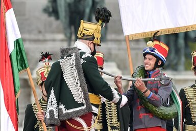 Ördög Alen, Porva versenyzője átveszi a győztesnek járó 1848-as huszárszablyát a 13. Nemzeti Vágta döntőjének eredményhirdetésén (Fotó: MTI)