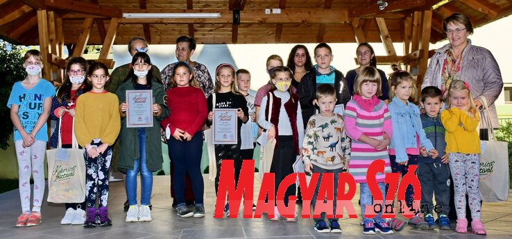 A rajzpályázat díjazottjai (Puskás Károly felvétele) A rajzpályázat díjazottjai (Puskás Károly felvétele)