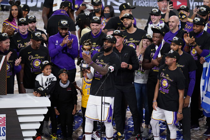 Az ünneplő Los Angeles-iek, elöl LeBron James a Lakers 17., saját 4. NBA-bajnoki serlegével (Fotó: Beta/AP)