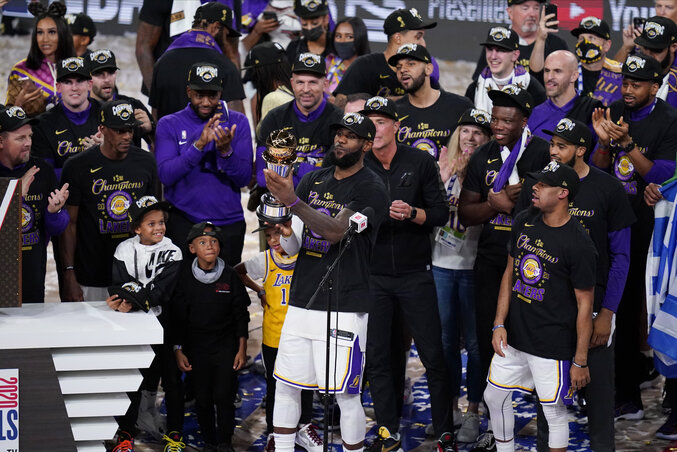 Az ünneplő Los Angeles-iek, elöl LeBron James a Lakers 17., saját 4. NBA-bajnoki serlegével (Fotó: Beta/AP) Az ünneplő Los Angeles-iek, elöl LeBron James a Lakers 17., saját 4. NBA-bajnoki serlegével (Fotó: Beta/AP)