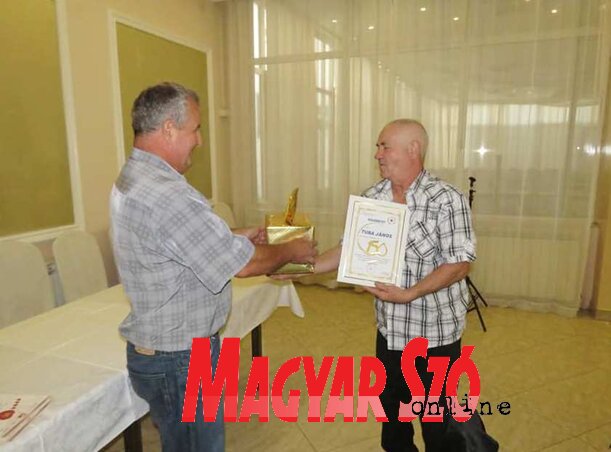 A százötvenszeres véradó, Tuba János átveszi az elismerést (Csincsik Zsolt felvétele) A százötvenszeres véradó, Tuba János átveszi az elismerést (Csincsik Zsolt felvétele)