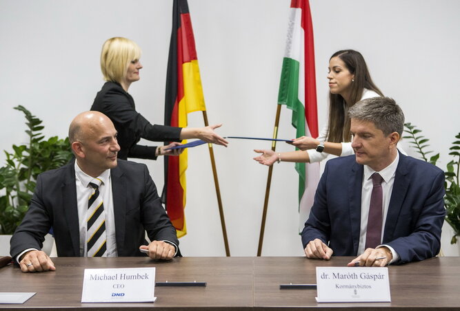Michael Humbek és Maróth Gáspár a szándéknyilatkozat aláírásakor (Fotó: MTI)