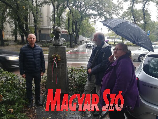 Iván Attila, Bicskei Zoltán és Gordana Guberinić a Lifka-szobor koszorúzásánál (Fotó: Lukács Melinda) Iván Attila, Bicskei Zoltán és Gordana Guberinić a Lifka-szobor koszorúzásánál (Fotó: Lukács Melinda)