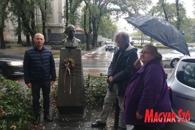 Iván Attila, Bicskei Zoltán és Gordana Guberinić a Lifka-szobor koszorúzásánál (Fotó: Lukács Melinda)