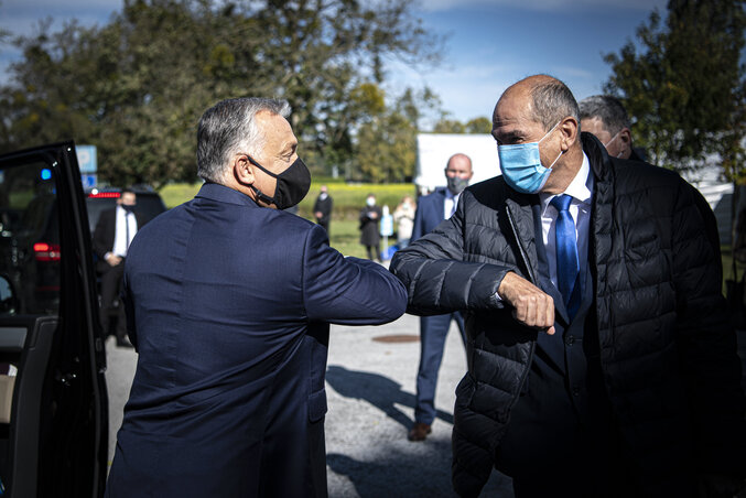 Orbán Viktor és Janez Janša könyökérintéssel üdvözlik egymást (Fotó: MTI)