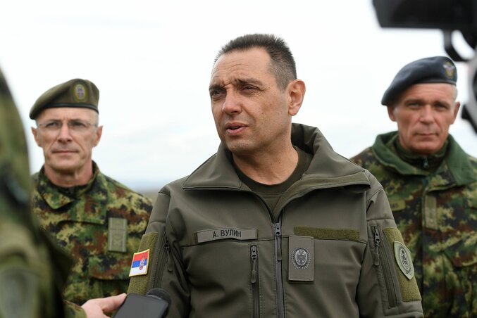 Katona sem volt, de rendszeresen egyenruhában grasszál. Aleksandar Vulin egy minapi alkalmi „hadgyakorlaton” (Fotó: Beta) Katona sem volt, de rendszeresen egyenruhában grasszál. Aleksandar Vulin egy minapi alkalmi „hadgyakorlaton” (Fotó: Beta)