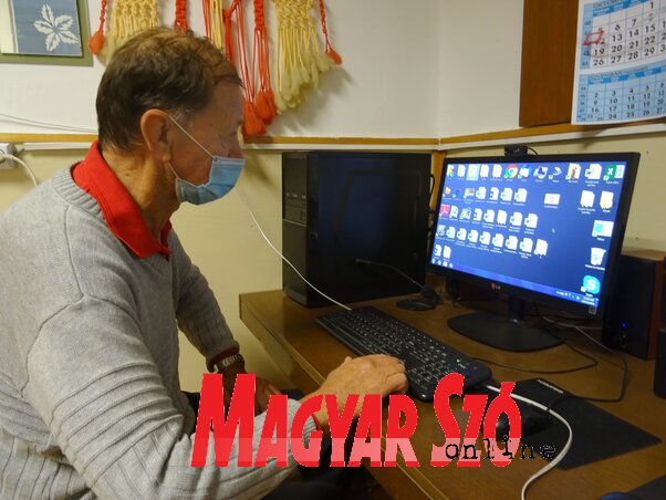 Nagy méretű ikonok és beszélőprogramok segítik a látássérült számítógép-használókat (Gruik Zsuzsa felvétele) Nagy méretű ikonok és beszélőprogramok segítik a látássérült számítógép-használókat (Gruik Zsuzsa felvétele)