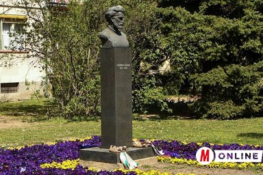 Szarvas Gábor mellszobrát pénteken délelőtt koszorúzzák meg (Máriás Endre felvétele)
