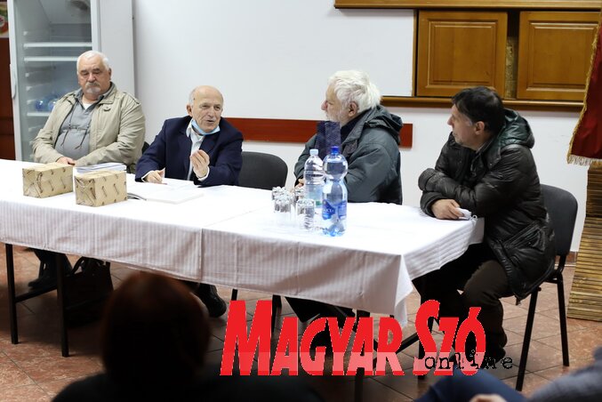 Beszélgetés a könyvről (Lakatos János felvétele) Beszélgetés a könyvről (Lakatos János felvétele)