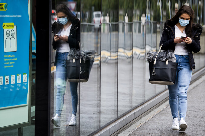 Az utcai maszkviselés egyelőre csak javaslat, mivel hatóságilag nem ellenőrizhető a betartása (Fotó: AP via Beta)