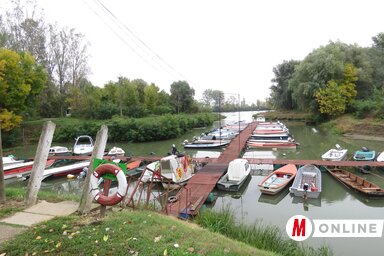 Az adai csónakkikötő minden évben megtelik csónakokkal (Csincsik Zsolt felvétele)