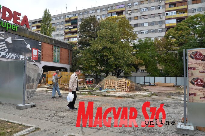 A Felszabadulás sugárút mellett javában épül az egyik útépítő magánvállalat irodaháza. A szóban forgó telek a múlt évszázad ’80-as évei óta üresen áll, nem volt ugyan zöld, de egy kis jóindulattal azzá lehetett volna tenni. Az építkezés miatt most „csak” 2-3 öles fát kellett kivágni, a városban apránként, de biztos lépésben halad előre a „zöldtelenítés” folyamata (Ótos András felvétele) A Felszabadulás sugárút mellett javában épül az egyik útépítő magánvállalat irodaháza. A szóban forgó telek a múlt évszázad ’80-as évei óta üresen áll, nem volt ugyan zöld, de egy kis jóindulattal azzá lehetett volna tenni. Az építkezés miatt most „csak” 2-3 öles fát kellett kivágni, a városban apránként, de biztos lépésben halad előre a „zöldtelenítés” folyamata (Ótos András felvétele)