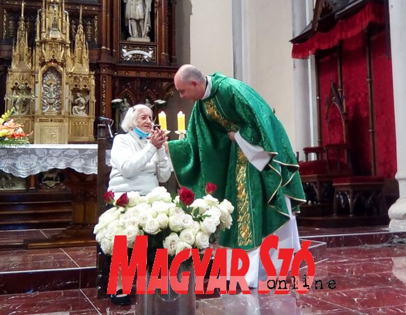 Kovács Ilonka nénit 106. születésnapján 106 szál fehér rózsával köszöntötték fel (Szeli Balázs felvétele)