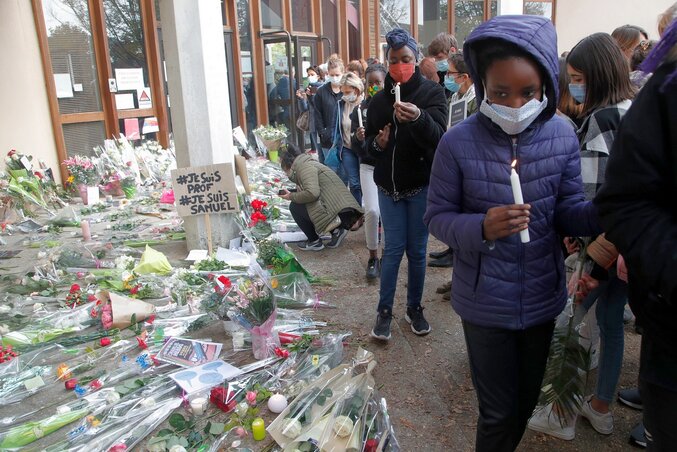 Virággal búcsúznak az emberek a meggyilkolt tanártól (Fotó: AP/Beta)