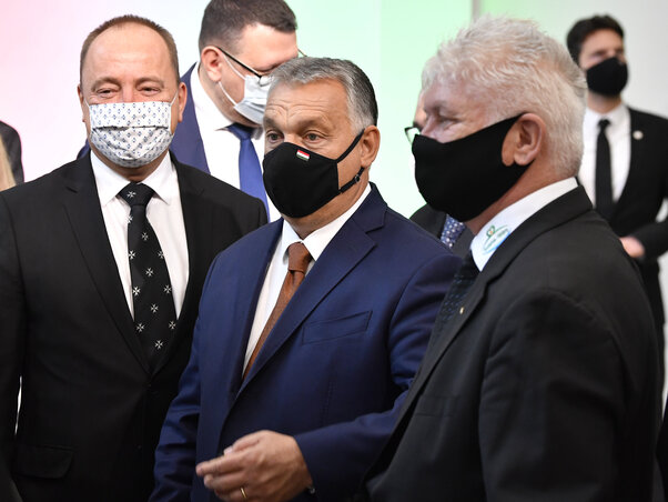 Orbán Viktor (középen) az iskolaavató ünnepségen (Fotó: MTI)