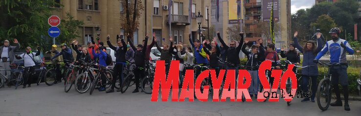 A borús időjárás ellenére sokan gyűltek össze (Szalma Brigitta felvétele) A borús időjárás ellenére sokan gyűltek össze (Szalma Brigitta felvétele)
