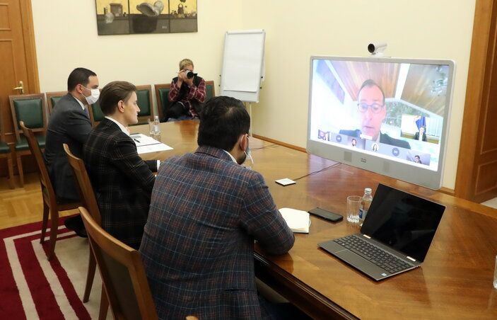 Ana Brnabić kormányfő Jan Kees Martijnnel tárgyal videókonferencia keretében (Fotó: Beta)