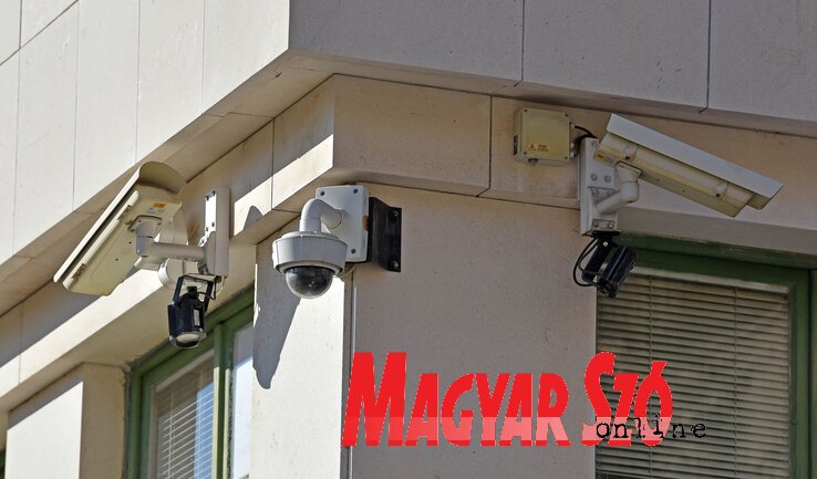 Az Informatika Közvállalat hamarosan 7.058.000 dinárt fizet ki új kamerák beszerzéséért, ezeket a városi videomegfigyelő rendszerhez csatlakoztatják. Újvidék mindegyik közterét, forgalmas sugárutait és utcáit integrált térfigyelő rendszer felügyeli (Ótos András felvétele)