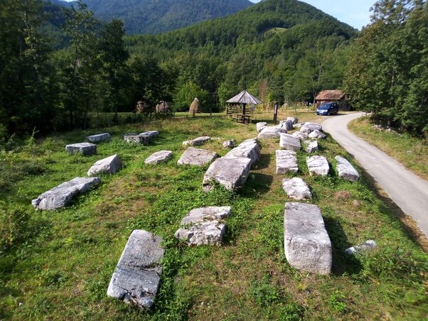 88 kőtömb a Drina partján 88 kőtömb a Drina partján