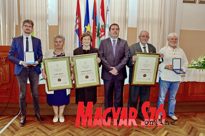 Magyarkanizsa község idei kitüntetettjei Fejsztámer Róbert polgármesterrel (Puskás Károly felvétele) Magyarkanizsa község idei kitüntetettjei Fejsztámer Róbert polgármesterrel (Puskás Károly felvétele)