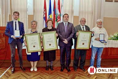 Magyarkanizsa község idei kitüntetettjei Fejsztámer Róbert polgármesterrel (Puskás Károly felvétele)
