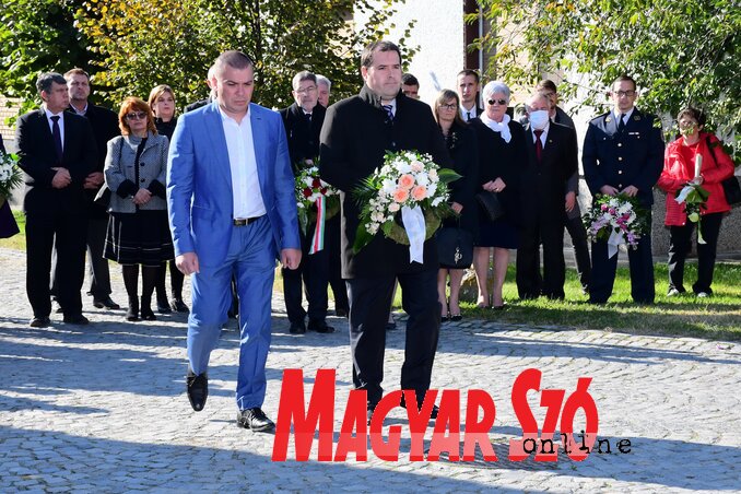 Fejsztámer Róber polgármester és Nebojša Rakić alpolgármester megkoszorúzzák az emléktáblát (Puskás Károly felvétele)