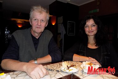 Gábor és Mariann a terített kocsmapultnál (Szögi Csaba felvétele)