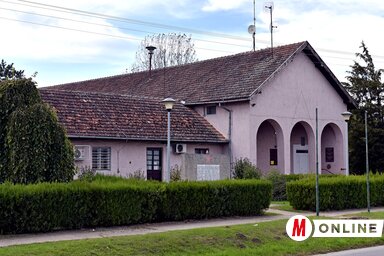 Kelebián, a helyi közösség épületének falán elhelyezett emléktábla az egyik legfontosabb '56-os jelkép Vajdaságban (Fotó: Gergely Árpád)