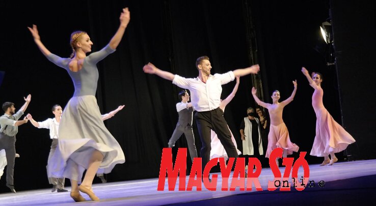 A Zorba, a görög c. táncjáték egyik jelenete (Fotó: Bozsoki Valéria) A Zorba, a görög c. táncjáték egyik jelenete (Fotó: Bozsoki Valéria)