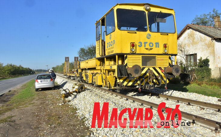 A fellazított síneken lépésben h alad a pályamunkások járműve (Gergely József felvétele)