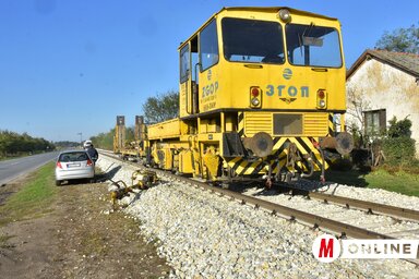 A fellazított síneken lépésben h alad a pályamunkások járműve (Gergely József felvétele)