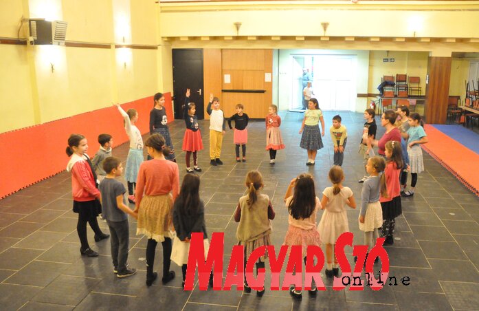 A Futkánc táncegyüttes igazán nagy odaadással próbál (Komáromi Dóra felvétele)