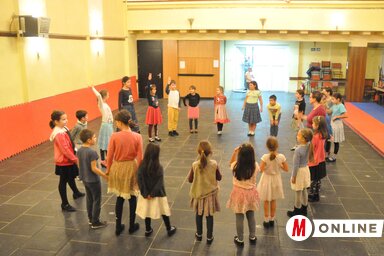 A Futkánc táncegyüttes igazán nagy odaadással próbál (Komáromi Dóra felvétele)