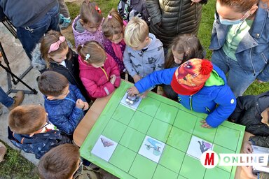 A gyerekek élvezik a munkát a Bee Bot robottal (Fotó: Gergely Árpád)