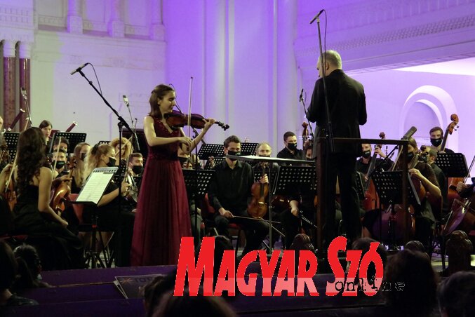 Diana Adamjan és az Újvidéki Művészeti Akadémia Szimfonikus Zenekarának ragyogó koncertje a székvárosi Zsinagógában (Fotó: Bozsoki Valéria)