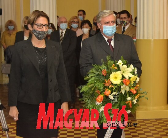 A városháza oszlopcsarnokában megkoszorúzták dr. Rajki Márton emléktábláját (Gergely József felvétele) A városháza oszlopcsarnokában megkoszorúzták dr. Rajki Márton emléktábláját (Gergely József felvétele)