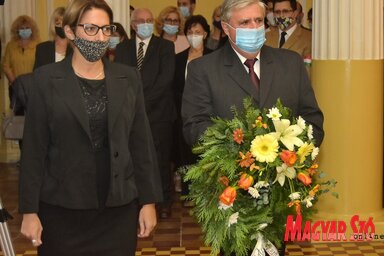 A városháza oszlopcsarnokában megkoszorúzták dr. Rajki Márton emléktábláját (Gergely József felvétele)
