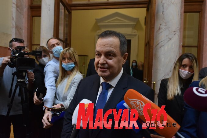 Ivica Dačić az újságírók gyűrűjében (Ótos András felvétele) Ivica Dačić az újságírók gyűrűjében (Ótos András felvétele)