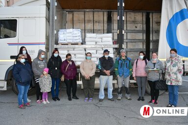 Magyarkanizsán a városháza előtt osztották ki a lisztet (Puskás Károly felvétele)