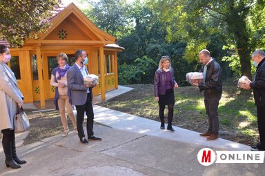 Csípe Tímea, a Művelődési Ház igazgatónője egy-egy levendulás csomaggal köszönte meg minden közreműködőnek a Topolyai Művésztelep nyári alkotóműhelyének felújítását (Kazinczy Paszterkó Diana felvétele)