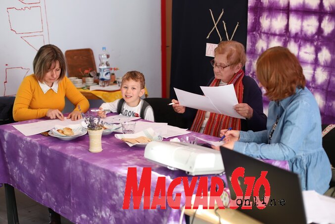 A zsűri munka közben (Lakatos János felvétele) A zsűri munka közben (Lakatos János felvétele)