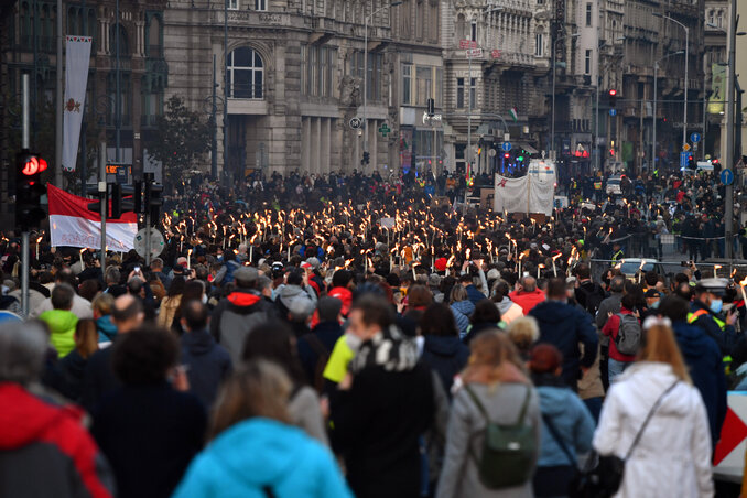 Az SZFE-tüntetés részvevői vonulnak (Fotó: MTI)