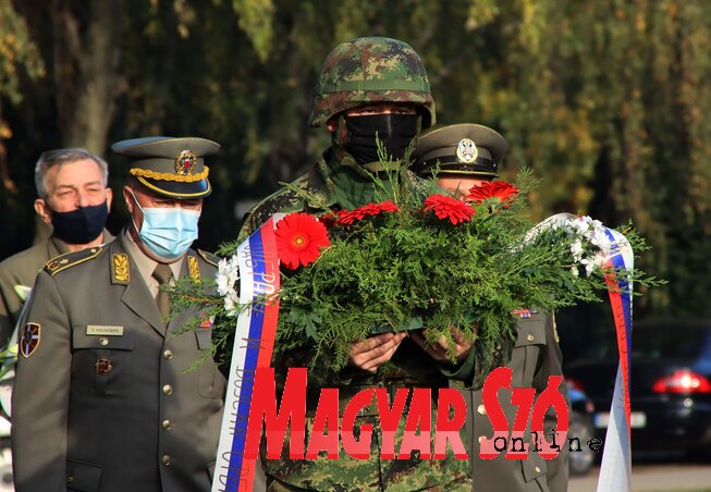 Az újvidéki partizánbrigád elesett harcosainak síremlékénél rótták le kegyeletüket tegnap az önkormányzat képviselői, valamint a Harcosszövetség újvidéki bizottságának és a katonaságnak a képviselői (Fotó: Ótos András)