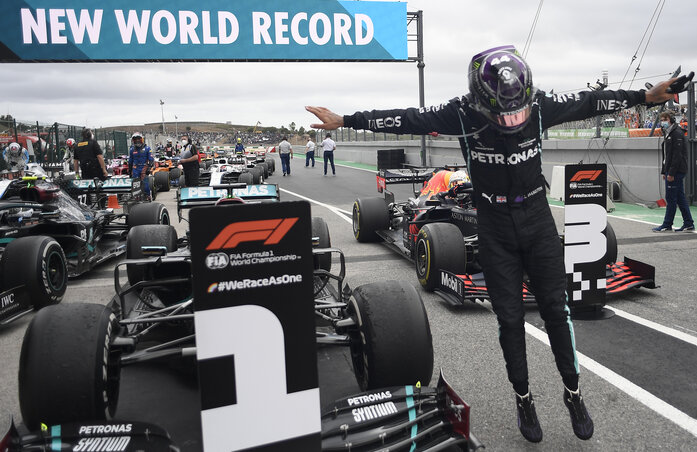 Lewis Hamilton érthetően repesett az örömtől (Fotó: Beta/AP)
